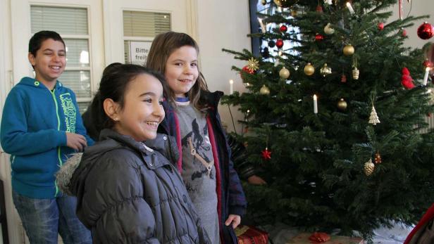 Ahmed, Elif und Kimberley vorm Weihnachtsbaum in Erwartung der Begegnung mit Thomas Conrad Brezina