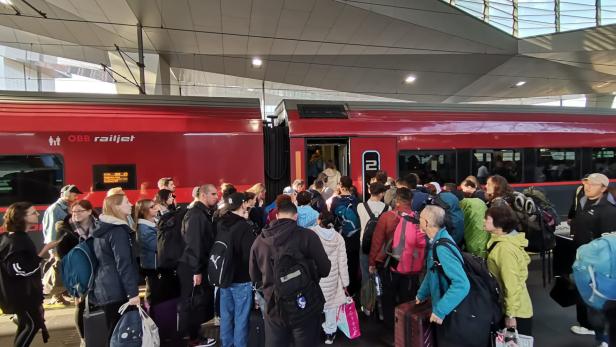 Westbahnstrecke wieder offen: Holpriger Start der ÖBB nach Unwetter