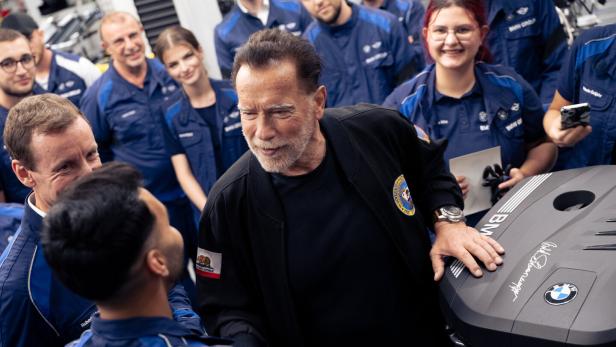 Arnie bei BMW in Steyr: Eine "coole Socke" mit einem Herz für Klimaschutz