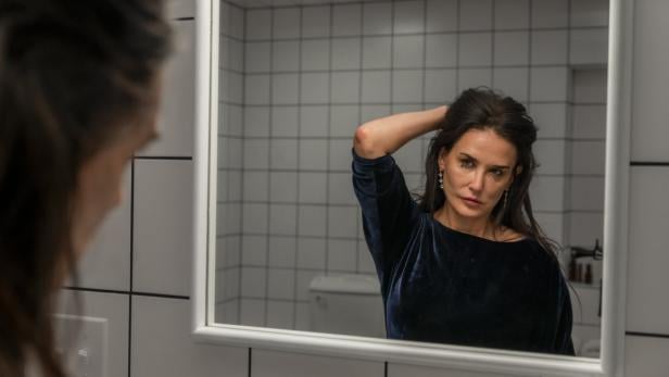 Selbsthass im Spiegel: Demi Moore will sich verjüngen und spritzt sich „The Substance“