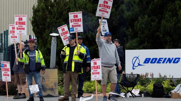 FILE PHOTO: Boeing factory workers gather on picket lines in Washington state on first day of strike