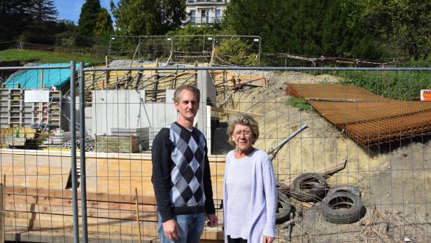 Eva Angelmahr mit ihrem Sohn Stephen vor der Baustelle