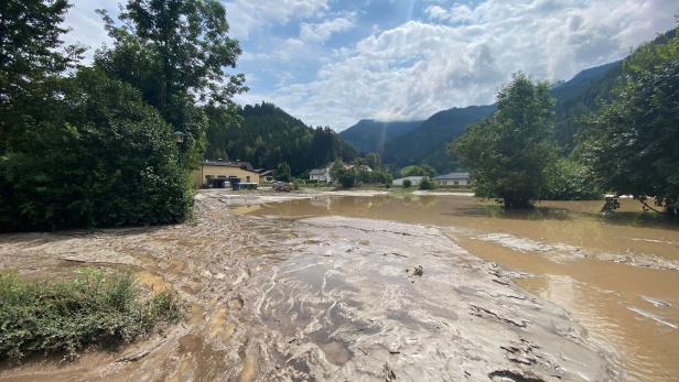 Hochwasser und Schlamm in Gemeinde