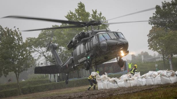 Heer warf bereits 670 Big-Bags ab, um Dämme in NÖ zu stopfen