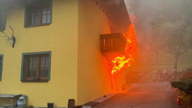 Während der Aufräumarbeiten ging Haus in NÖ in Flammen auf