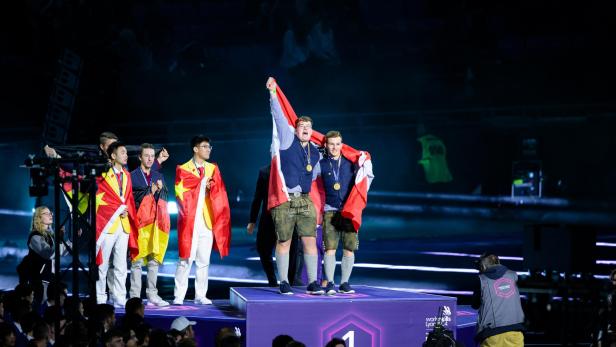 Das sind die WorldSkills-Weltmeister: Stefan Huber und Christoph Kurz (Betonbau) (v.li)