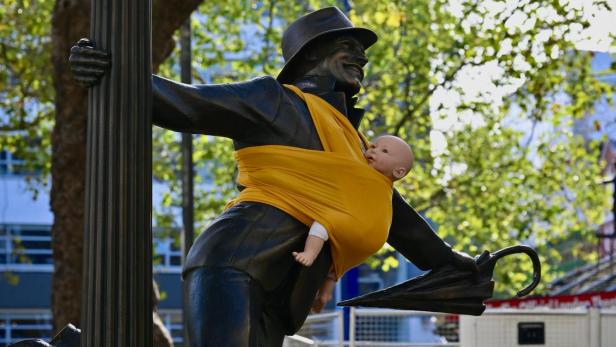 Wieso Londons Männer-Statuen derzeit Babys tragen