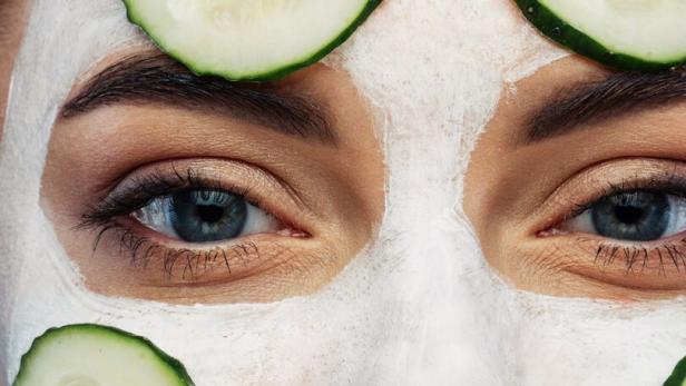 Eine Frau mit Gurkenmaske.