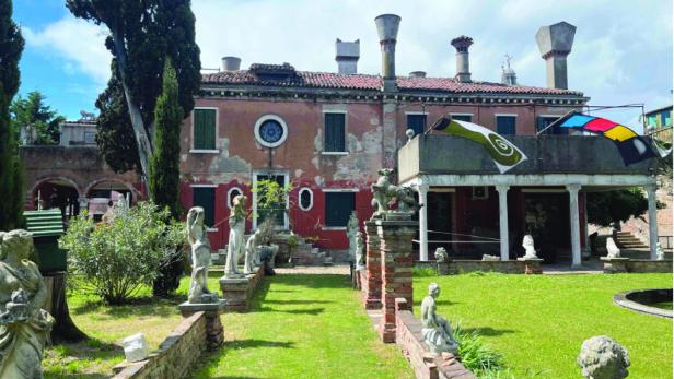 Friedensreich Hundertwasser wohnte nie in der Villa delle Rosa (oben), sondern bescheiden im Gärtnerhäuschen.