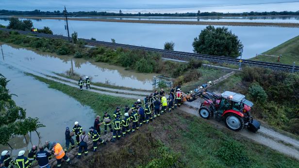 Hochwasserschutzdamm mit Sandsäcken massiv verstärkt