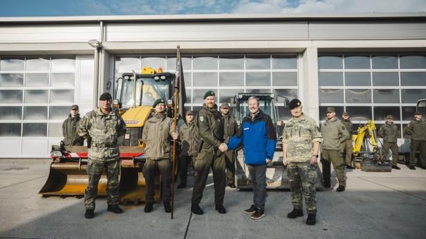 Milizsoldaten rücken aus, um den Flutopfern in NÖ zu helfen