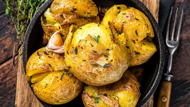 Zerdepschte Erdäpfel: außen knusprig, innen weich.