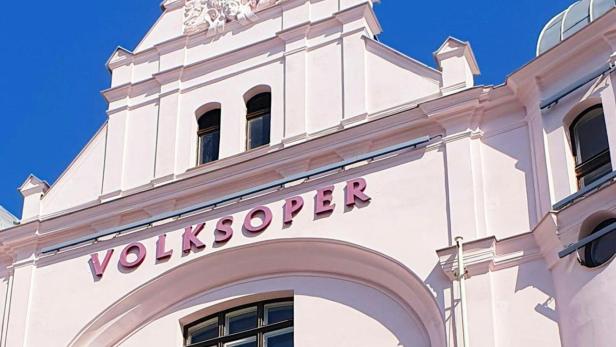 HISSEN DER REGENBOGENFAHNE VOR DER VOLKSOPER ANL. BEGINN DES "PRIDE"-MONATS: DE BEER