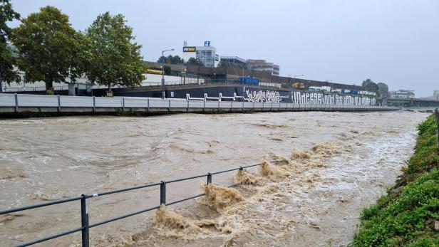 Der Wienfluss in Hütteldorf während der Hochwasser-Katastrophe