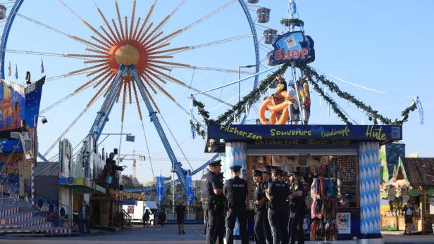 Kopfschuss: Gast trifft Schießbuden-Betreiberin beim Oktoberfest