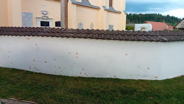 Offenbar Paintball-Attacke auf katholische Kirche in Kärnten