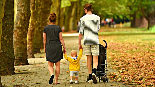 Familie beim Spaziergang