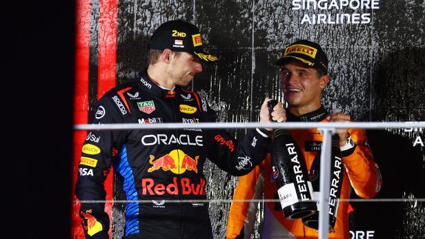 Wer wird 2024 Weltmeister? In Singapur musste Verstappen (li.) Norris gratulieren