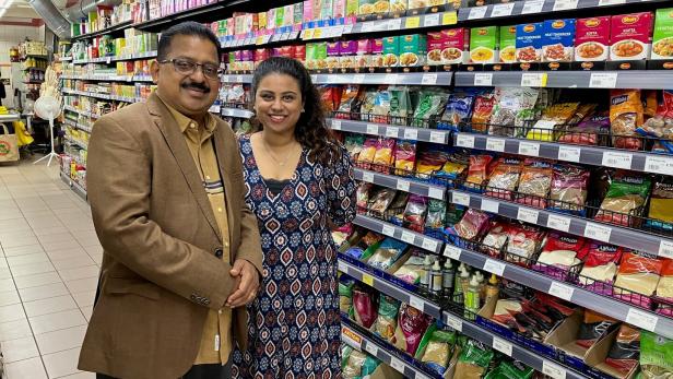 Prince Pallikunnel und seine Tochter Greshma im Prosi Exotic Supermarket