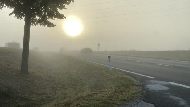 Bei dichtem Nebel kann auch der Einsatz von Nebelschlussleuchte und -scheinwerfern sinnvoll sein. Doch Vorsicht: Während die nach vorne gerichteten Nebelscheinwerfer oder Breitstrahler nach Bedarf jederzeit aktiviert und deaktiviert werden dürfen, gibt es für die Nebelschlussleuchte genau definierte Einsatzbestimmungen.