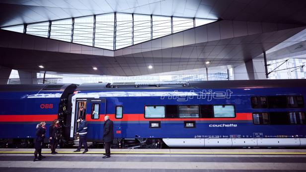 ÖBB Nightjet Couchette Liegewagen am Hauptbahnhof in Wien am Bahnsteig vor der Abfahrt Richtung Rom