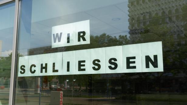 Auslage mit der Aufschrift: "Wir schließen"