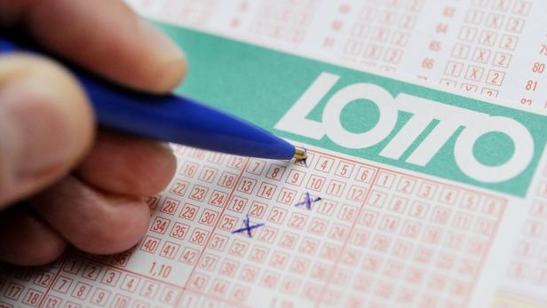 Ein Mann aus Michigan hat 2.39 Millionen US-Dollar gewonnen, als er eine ungewöhnliche Zahlenfolge auf seinem Lottoschein tippte. drei Kreuze werden mit Kugelschreiber auf einem Lottoschein gemacht