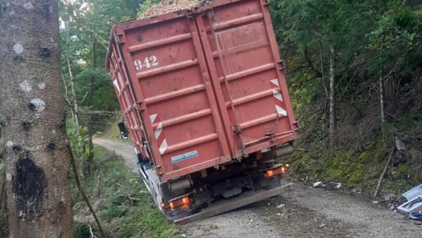 Sieben Stunden langer Einsatz: Hackschnitzellaster blieb im Wald hängen