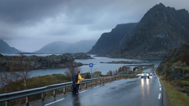 Kornelia Melsæter als Trompeterin und Klimaaktivistin Trine, die zum Vorspielen per Daumen von den Lofoten nach Oslo reist: „Å Øve – Üben, Üben, Üben“