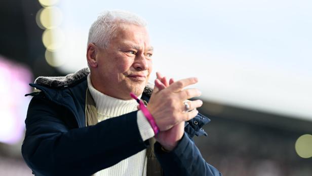 Ein Mann klatscht bei einem Fußballspiel der Admiral Bundesliga zwischen Austria Wien und WSG Tirol.