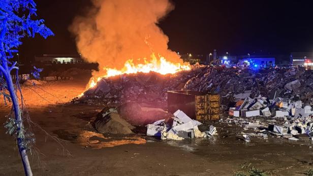 Lagebild von Brand am Sperrmüllplatz in Einsiedl von der eingesetzten FF Judenau