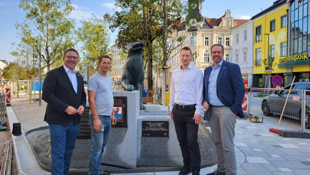 In der Einfahrt des berünten neuen Amstettner Hauptplatzes bekam dieser Tage der &quot;Stadt-Wolf&quot; als Wappentier eine neue Bleibe