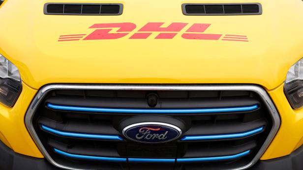 Nur in Begleitung: DHL-Zusteller trauen sich wieder in Duisburger Hochhaus