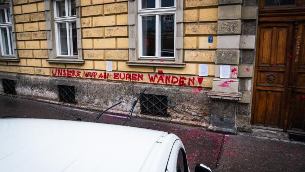 Die Parteizentrale der ÖVP in Innsbruck wurde heuer schon drei Mal besprüht - auch mit dem Schriftzug "Unsere Wut an Euren Wänden". 