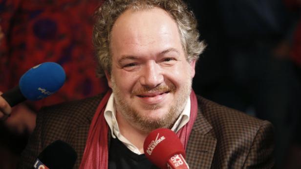French author Mathias Enard smiles while answering… Mathias Enard nach der Preisvergabe in Paris