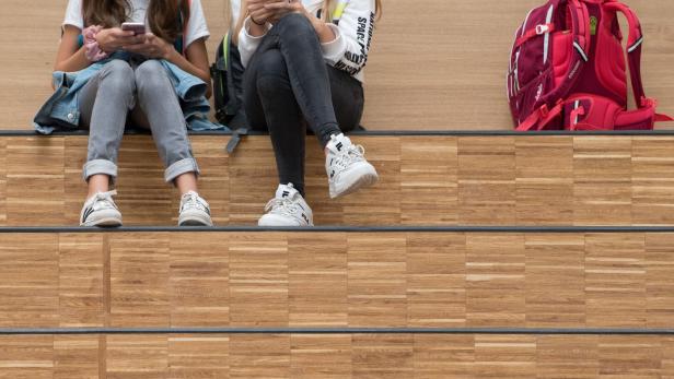 Handys an Schulen "Zu laut": Schul-Security zwingt Schülerin (11) sich den Mund zuzukleben