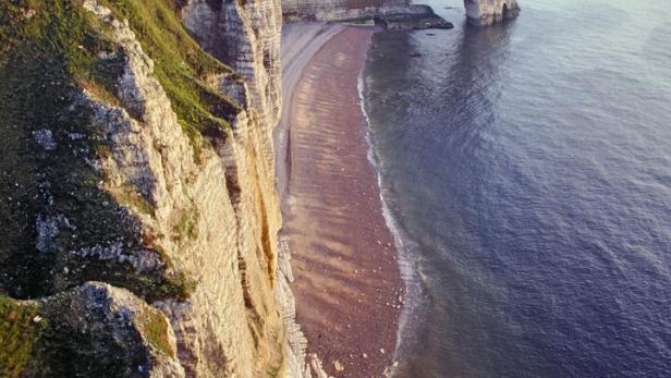 Zwei Möwen sitzen auf einer Klippe mit Blick auf Étretat in der Normandie.