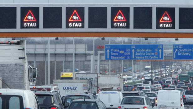 Stau auf einer Autobahn mit Hinweisschildern nach Prag, Brünn und Wien.