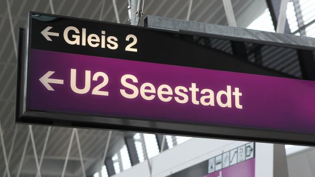 Ein Schild am Bahnhof zeigt Gleis 2 und die U2 Richtung Seestadt.
