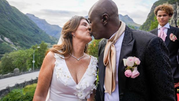 Norwegian Princess Martha Louise marries US businessman Durek Verrett