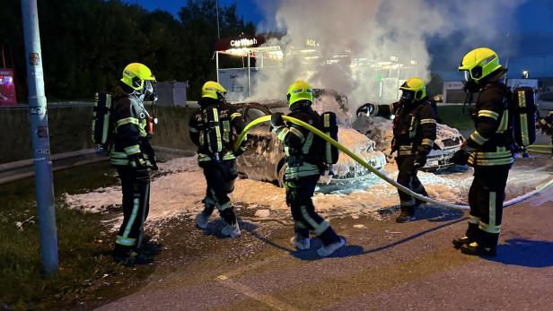 Geparkte Unfallautos gingen aus unbekannter Ursache auf A1-Park &amp;amp; Ride-Platz in Flammen auf