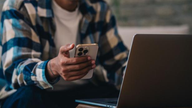 Von einem Mac-Computer aus kann man mit iOS 18 auf sein iPhone zugreifen