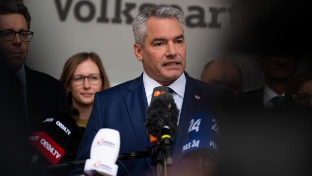 Karl Nehammer bei einer Pressekonferenz