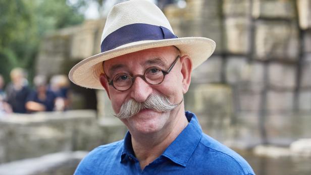 Porträt von Horst Lichter mit Hut und markantem Schnurrbart.