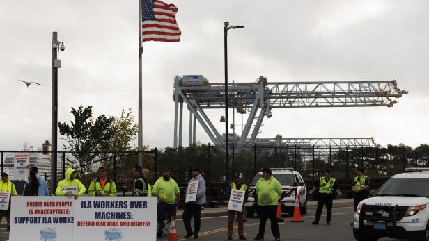 Longshoremen's Assocation strike in Boston