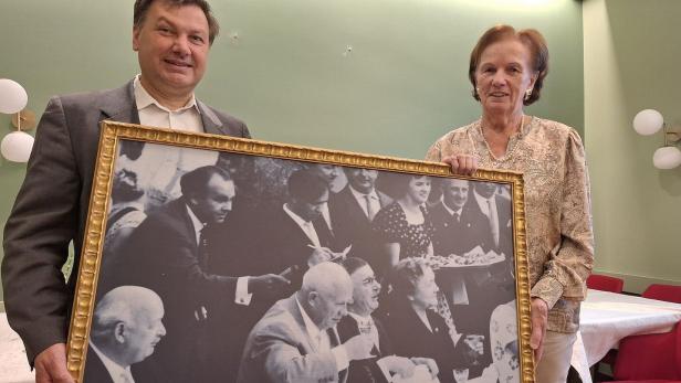 Annemarie Rogl, 82, servierte 1961 das Essen als der sowjetische Präsident Chruschtschow Figl am Bauernhof in Rust besuchte. Der St. Valentiner Stadtrat Andreas Pum stellte sich als Gratulant ein