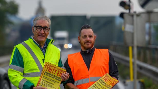 Großspediteur Johannes Hödlmayr (l.) verteilte vor zwei Wochen Flyer für den raschen Brückenneubau und will in Vermittlerrolle schlüpfen