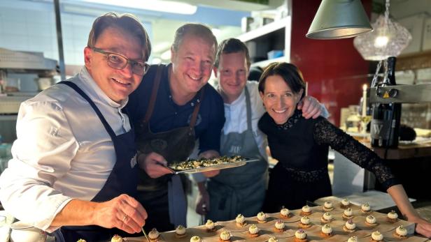 Küchenchef Roman Chnapek, Top-Gastronom Andreas Döllerer, Souschef Mario Schwarz und Hausherrin Veronika Machreich im Triad in Krumbach