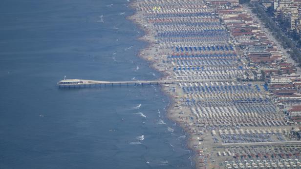 Luftaufnahme von Versilia an der Nordwestküste der Toskana am Tyrrhenischen Meer.