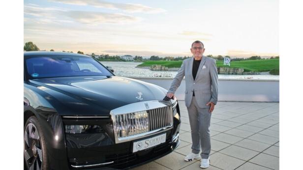 Rolls-Royce Cullinan Series II erstmals auf österreichischem Boden / Michael Schmidt mit Rolls Royce &quot;Spectre&quot; / Fotocredit Schmidt Premium Cars